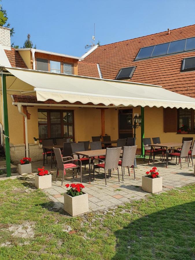 Bozi Rozi Panzio Hotel Fertoboz Exterior photo