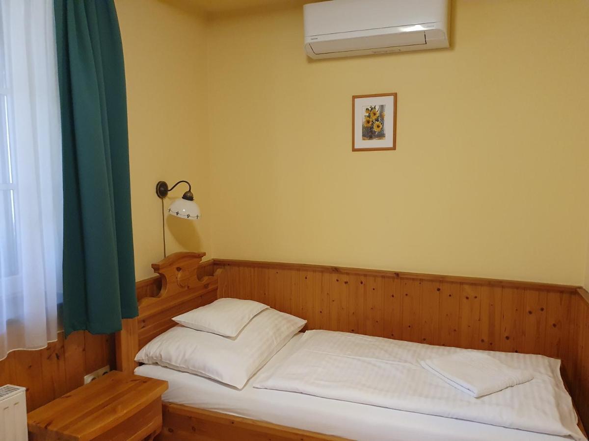 Bozi Rozi Panzio Hotel Fertoboz Exterior photo